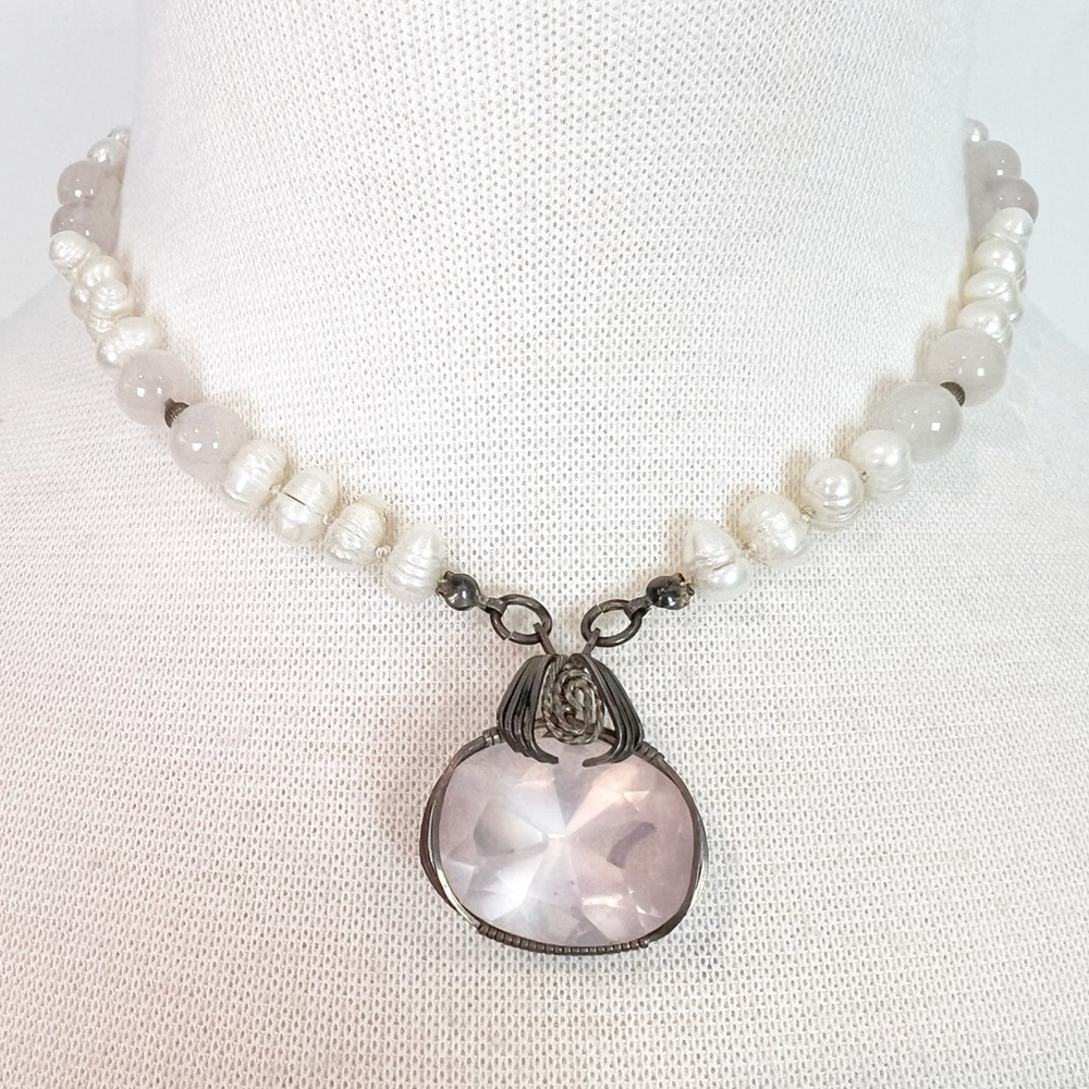 VINTAGE BOUTIQUE FAUX PEARL BEADED NECKLACE WITH PINK STONE CHARM
15”